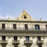Qui � presente una fine balconata nera in ferro su cui si aprono cinque finestre delimitate da semplici colonne lisce